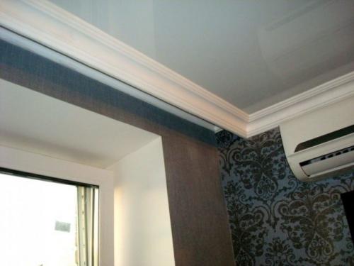 Ниша для штор в натяжном потолке: как приклеить плинтус. Как скрыть карниз за потолочным плинтусом