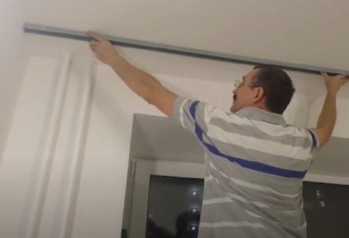 Ниша для штор в натяжном потолке: как приклеить плинтус. Как скрыть карниз за потолочным плинтусом