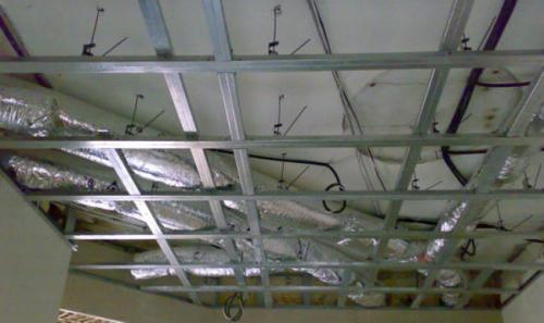 Шаг крепления гипсокартона на потолке. Варианты выполнения несущего каркаса