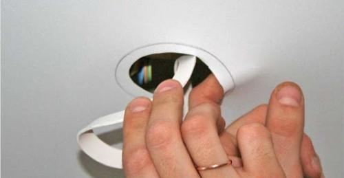 Как сделать квадратное отверстие в натяжном потолке. Как сделать отверстие в натяжном потолке?