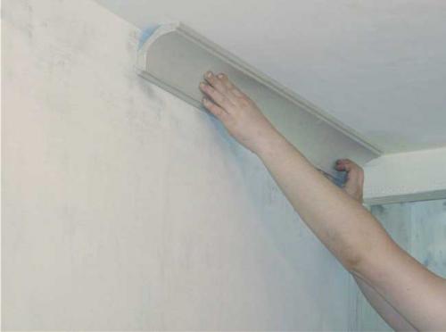 Чем клеить потолочный плинтус на обои. Как приклеить потолочный плинтус на обои – пошаговая инструкция