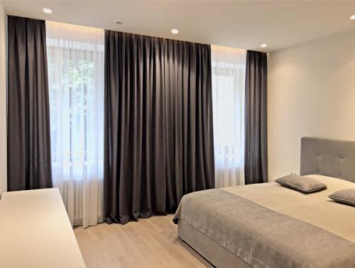 Как спрятать шторы за потолочным плинтусом. Как правильно спрятать или замаскировать гардину в любой комнате