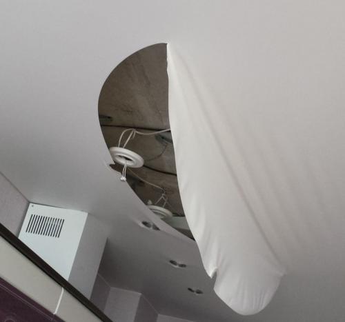 Как приклеить на натяжной потолок. Что можно наклеить на натяжной потолок, а чего лучше избегать? 01