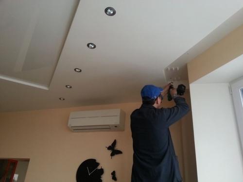 Как прикрепить карниз к потолку без дрели. Монтаж на бетонный потолок