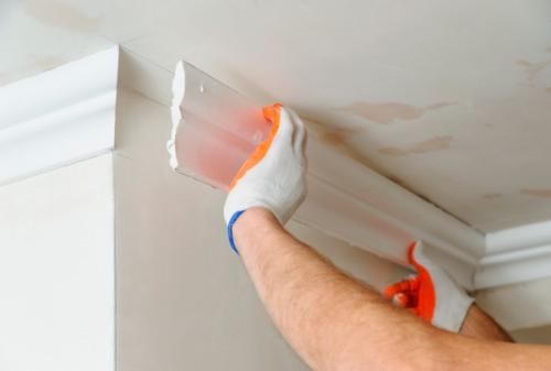 Как приклеить потолочный плинтус на круглый угол. Порядок выполнения работ
