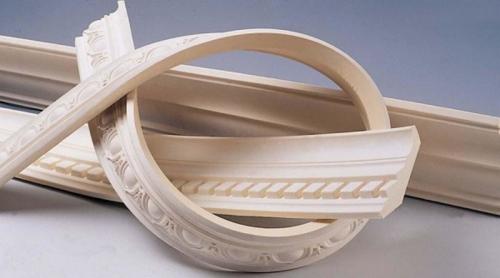 Как приклеить потолочный плинтус перед карнизом. Подбор материалов: виды плинтусов и чем их клеить