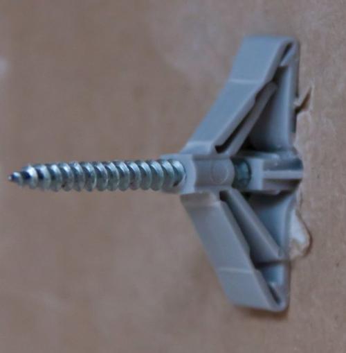 Как крепить потолочный карниз на гипсокартон. Способ 2 – использование дюбеля-бабочки