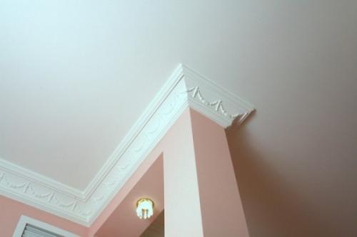 Как и чем клеить багеты на потолок. Чем приклеить багет для потолка, чтобы не отвалился