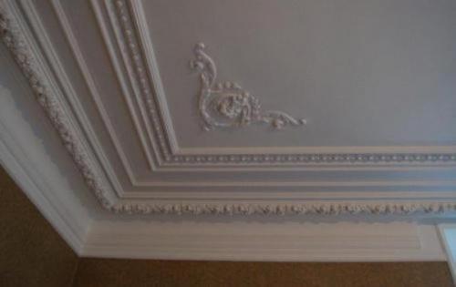 Как и чем клеить багеты на потолок. Чем приклеить багет для потолка, чтобы не отвалился