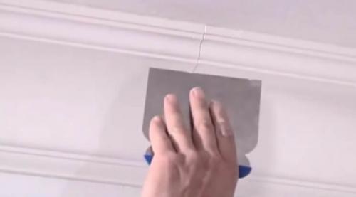 Как клеить потолочные багеты. Все о монтаже и ремонте потолков своими руками 15 Как клеить потолочные багеты. Все о монтаже и ремонте потолков своими руками 15