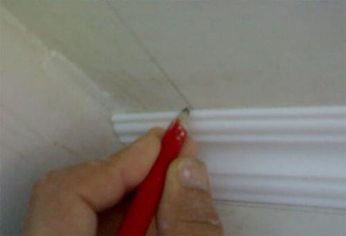 Как клеить потолочные багеты. Все о монтаже и ремонте потолков своими руками 04 Как клеить потолочные багеты. Все о монтаже и ремонте потолков своими руками 04