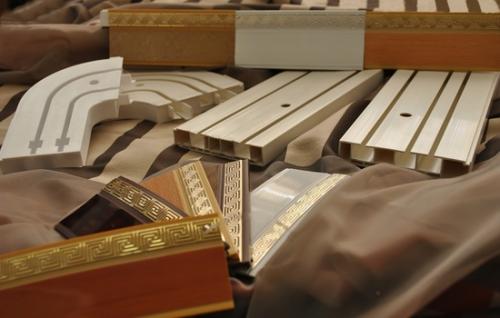 Как прикрепить потолочный карниз к потолку армстронг. Как прикрепить потолочный карниз к потолку