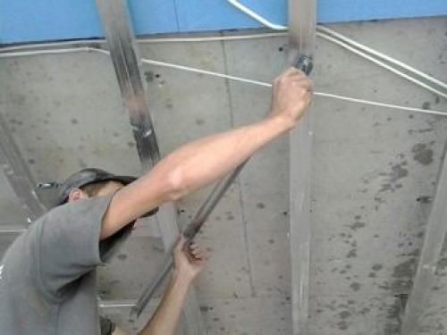 Правила создания каркаса для перегородок и потолков. Перегородка из гипсокартона своими руками за 12 шагов 07 Правила создания каркаса для перегородок и потолков. Перегородка из гипсокартона своими руками за 12 шагов 07