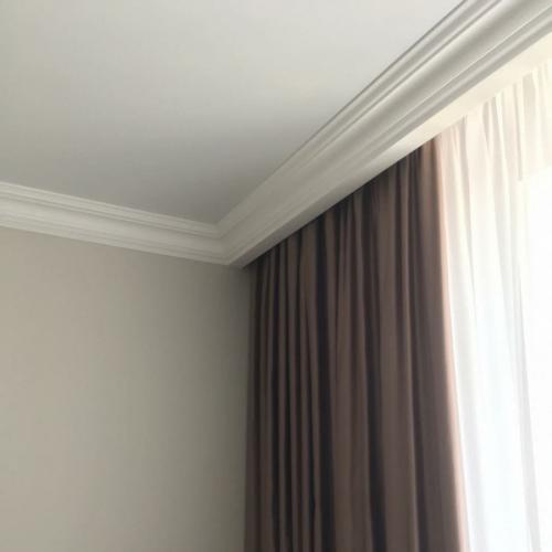 Установка карнизов на натяжной потолок своими руками. Как закрепить карниз на натяжном потолке — подробная инструкция