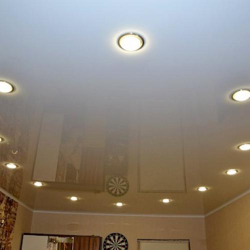 Как приклеить пластиковый багет на натяжной потолок. Легкие пенопластовые модели 11