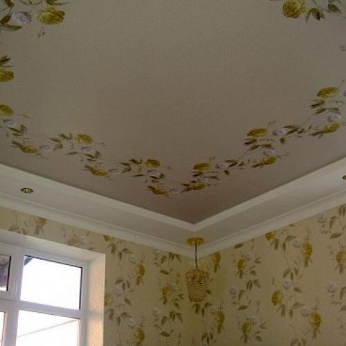 Как приклеить пластиковый багет на натяжной потолок. Легкие пенопластовые модели 08