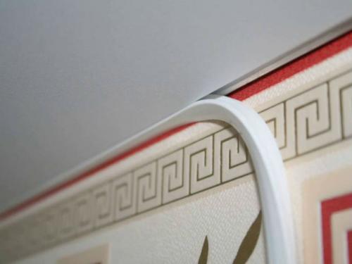 Как приклеить потолочный плинтус к нише натяжного потолка. Способы стыковки и клейки потолочного плинтуса для натяжных потолков