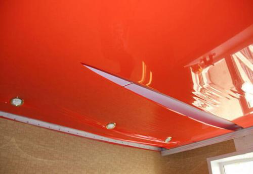 Как заклеить натяжной потолок. Причины повреждения натяжного потолка 02