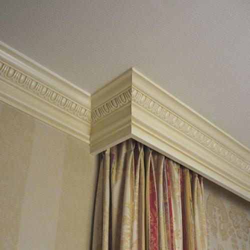 Плинтус для карниза. Как закрыть карниз потолочным плинтусом: что понадобится для работы и как производится установка