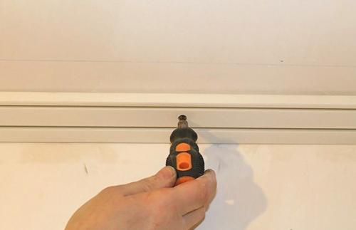 Как повесить карниз на потолок. Пошаговое крепление карниза к бетонному потолку