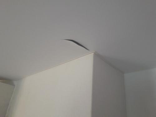 Чем закрыть отверстие в натяжном потолке от люстры. Что делать с дырками на натяжном потолке: лучшие идеи