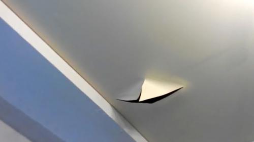 Чем закрыть отверстие в натяжном потолке от люстры. Что делать с дырками на натяжном потолке: лучшие идеи