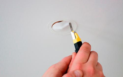 Чем закрыть отверстие в натяжном потолке от люстры. Что делать с дырками на натяжном потолке: лучшие идеи