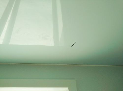 Чем закрыть отверстие в натяжном потолке от люстры. Что делать с дырками на натяжном потолке: лучшие идеи