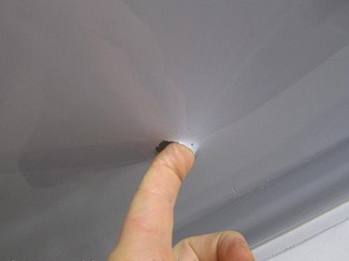 Чем закрыть отверстие в натяжном потолке от люстры. Что делать с дырками на натяжном потолке: лучшие идеи