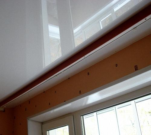 Особенности крепления потолочных карнизов. Карниз потолочный цена и особенности выбора