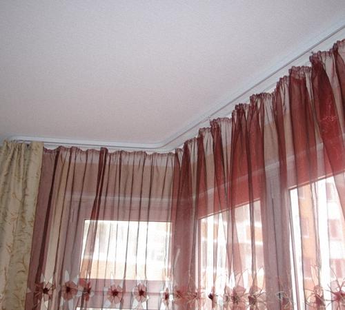 Особенности крепления потолочных карнизов. Карниз потолочный цена и особенности выбора