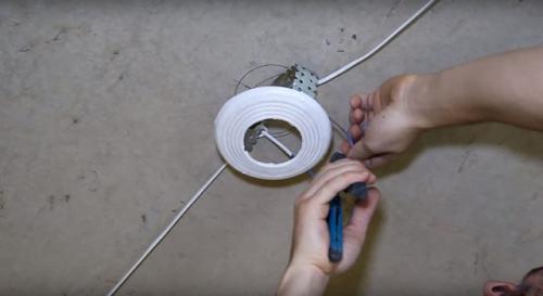 Клей для колец натяжного потолка. Как выбрать пластиковые кольца для натяжного потолка