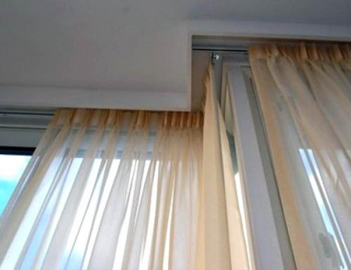 Фиксатор для потолочного карниза. Виды крючков