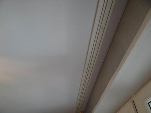 Фиксатор для потолочной шины, как крепить. Как крепить шинный карниз к потолку: мини-инструкция 01