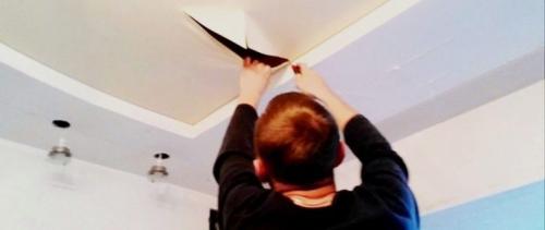 Как задекорировать дырку в натяжном потолке. Что делать с дырками на натяжном потолке: лучшие идеи
