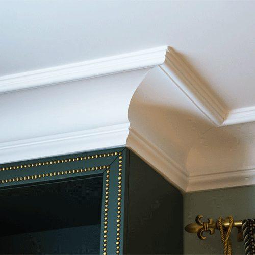 Чем клеить потолочный плинтус из полистирола. Когда клеить – до отделки стен или после?