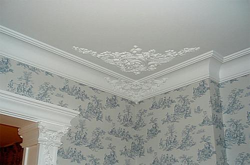 Чем клеить потолочный плинтус из полистирола. Когда клеить – до отделки стен или после?