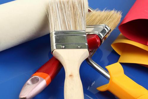 Как покрасить обои с натяжным потолком. Отделка потолка или стен?