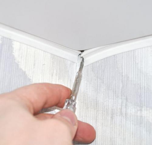 Как снять резинку с натяжного потолка. Как отклеить декоративный багет от натяжного потолка – основные рекомендации