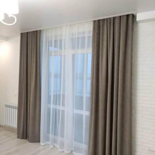 Можно ли установить потолочный карниз, если потолок уже натянут. Как делают карнизы при натяжных потолках?